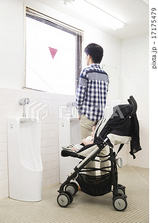 ベビーカーとトイレに入った若い男性 ベビーカーとトイレに入った若い男性 17175479
