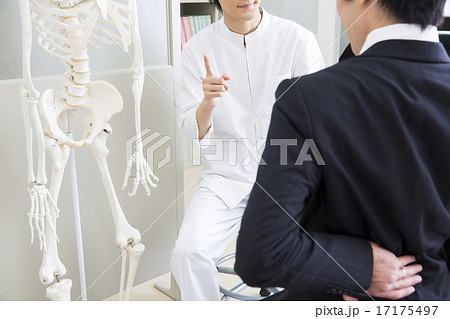 メディカルイメージ　整体師と若い男性 17175497