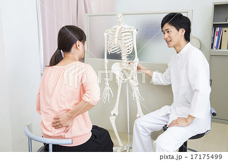 メディカルイメージ 整体師と若い女性 メディカルイメージ 整体師と若い女性 17175499