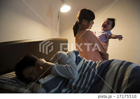 育児イメージ 夜泣きする赤ちゃん 育児イメージ 夜泣きする赤ちゃん 17175510