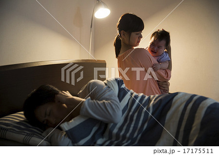 育児イメージ 夜泣きする赤ちゃん 育児イメージ 夜泣きする赤ちゃん 17175511