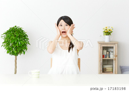 部屋で驚く女性 17183198