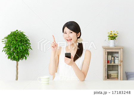 スマートフォンを持ってひらめく女性 17183248