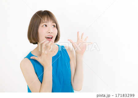 青いタンクトップを着たか可愛い女の子 17183299