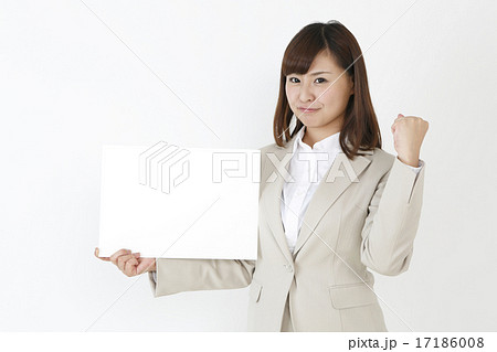 ホワイトボードを持ってガッツポーズの女性　　　 17186008