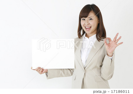 ホワイトボードを持ってOKサインの女性 ホワイトボードを持ってOKサインの女性 17186011