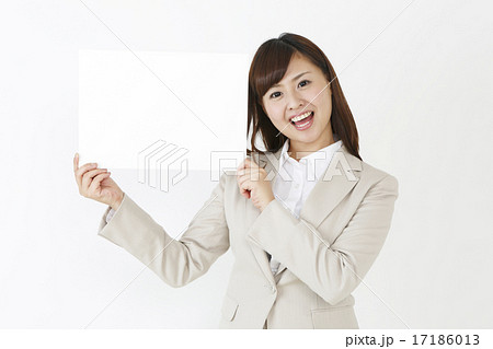 ホワイトボードを持つ女性　　　　　　 17186013