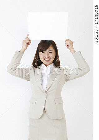 ホワイトボードを持つ女性　　　　　　　　　　　 17186016