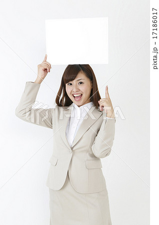 ホワイトボードを持つ女性　　　　　　　　　　　 17186017