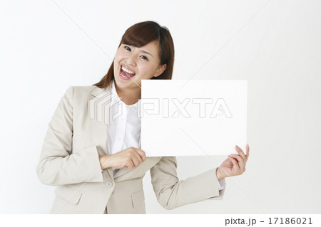 ホワイトボードを持つ女性　　　　　　　　　　　　　　　　 17186021