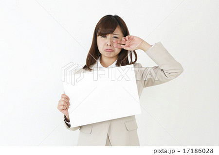 メッセージボードを持って泣く女性 17186028