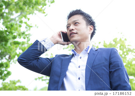 電話するビジネスマン 17186152