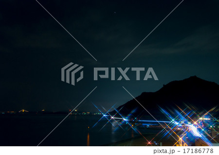 夜の海水浴場の輝き 夜の海水浴場の輝き 17186778