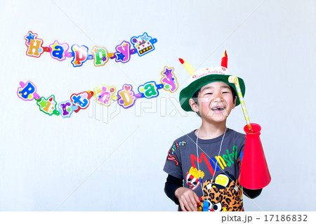 誕生日の小道具で遊ぶ男の子 17186832