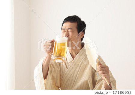 浴衣姿でビールを飲む男 17186952