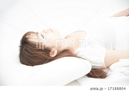 眠る女性 眠る女性 17188804
