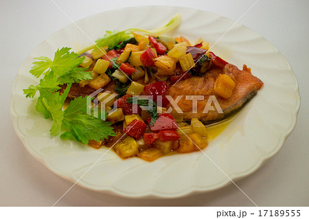 鮭のムニエル彩り野菜ソースがけ 17189555