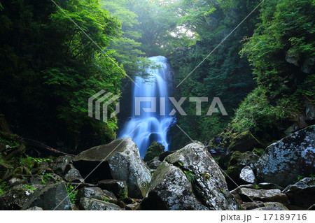 秋田県にかほ市　夏の奈曽の白滝 17189716