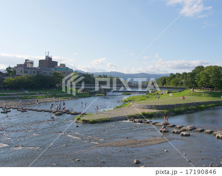 夏の鴨川　賀茂川高野川合流点の風景 17190846