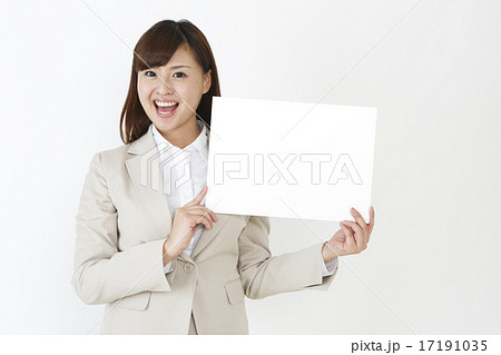 メッセージボードを持つ女性　　　　　　　　　　　　　　 17191035