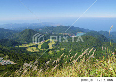 山頂から見下ろすゴルフ場と秋のススキの風景 長崎県雲仙市 山頂から見下ろすゴルフ場と秋のススキの風景 長崎県雲仙市 17191060