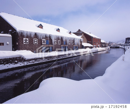 大きな氷柱が風情のある小樽運河の冬景色 17192458