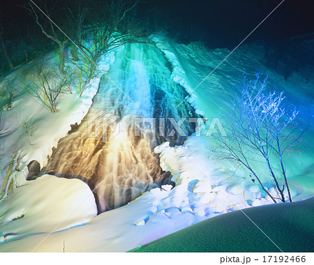 オシンコシンの滝の雪景色と幻想的なライトアップ「日本の滝百選」「知床国立公園」「知床八景」 17192466