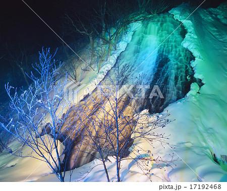オシンコシンの滝の雪景色と幻想的なライトアップ 日本の滝百選 知床国立公園 知床八景 の写真素材