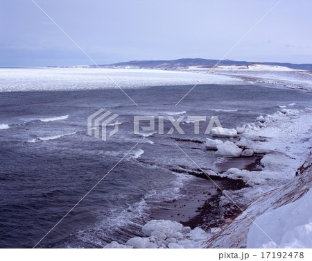 北海道・サロマ湖東部の海岸より押し寄せる流氷群と遠景に能取岬、知床方面を展望（北海道北見市常呂町東浜 17192478