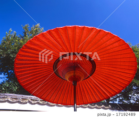 日本の伝統工芸、京都の和傘「京和傘」と青空（高台寺付近の参道で撮影