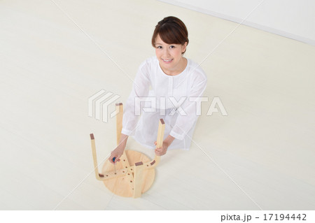 ドライバーで椅子を組み立てる女性 17194442