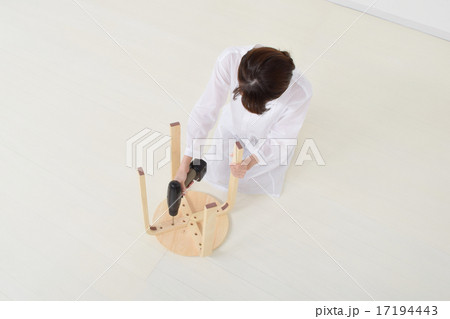 電動ドライバーで椅子を組み立てる女性 17194443