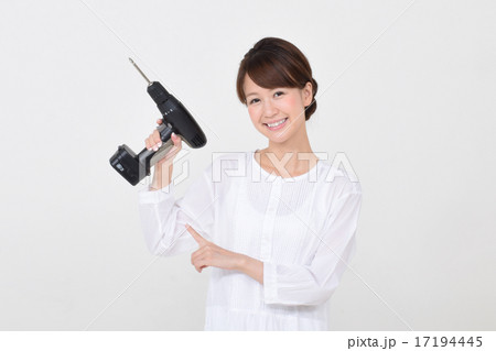 電動ドライバーを持つ女性 電動ドライバーを持つ女性 17194445