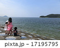 海で釣りをする子供達 17195795