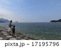 海で釣りをする親子 17195796