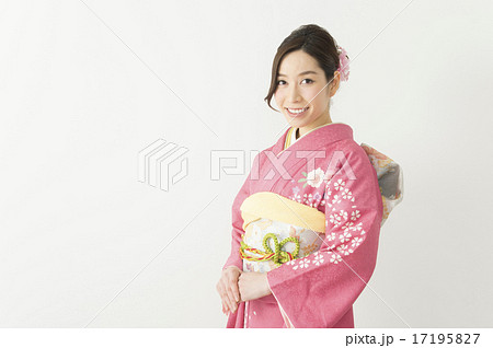 着物姿の若い女性 17195827