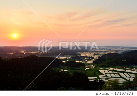 庄内平野に沈む夕日 17197873