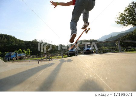 skateboarder legs doing a ollie at skatepark 17198071