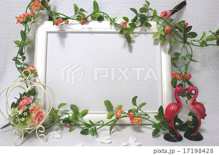 緑に覆われた額 17198428