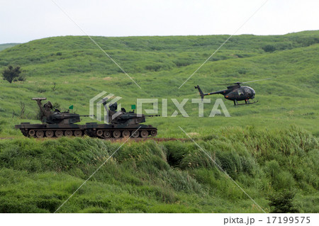 87式自走高射機関砲と観測ヘリコプターOH-6 87式自走高射機関砲と観測ヘリコプターOH-6 17199575