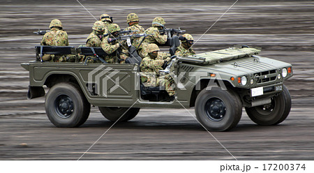 隊員を乗せて疾走する高機動車 17200374