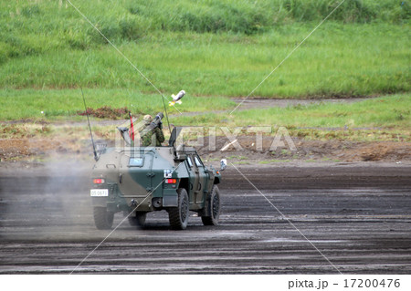 軽装甲機動車上から発射される01式軽対戦車誘導弾 軽装甲機動車上から発射される01式軽対戦車誘導弾 17200476