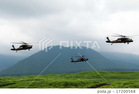 編隊飛行するUH-60JA 編隊飛行するUH-60JA 17200568