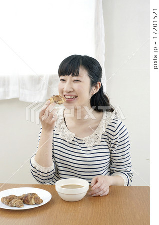 カフェオレ、クロワッサンを楽しむ女性 カフェオレ、クロワッサンを楽しむ女性 17201521