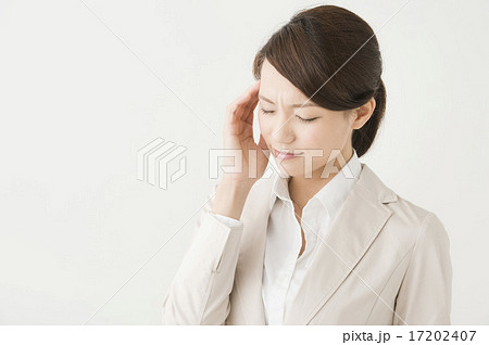 頭をおさえる女性 頭痛 の写真素材