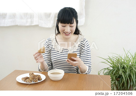 食事中、スマホ中 17204506