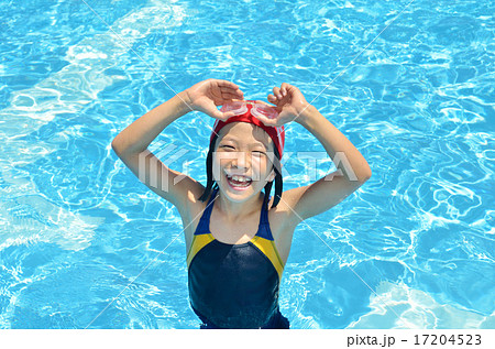 プールで笑う女の子 プールで笑う女の子 17204523