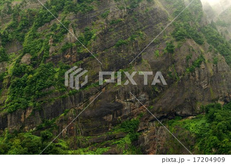 千丈ヶ岳の大岩壁 17204909