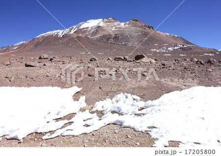 南米チリ北部、積雪のある標高4500mの高地から雄大なアンデスの山を望む 17205800
