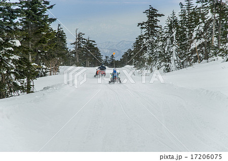 志賀高原　横手山山頂　雪景色　スノーボーダー 17206075